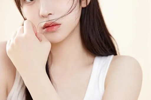 河南一男子闯入女澡堂打人洗浴中心：他进去打他媳妇；涉事男子已被警方控制